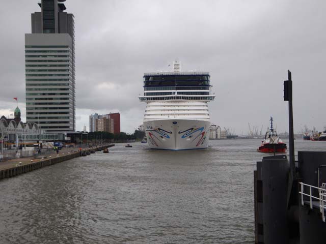 Cruiseschip ms Norwegian Epic aan de Cruise Terminal Rotterdam